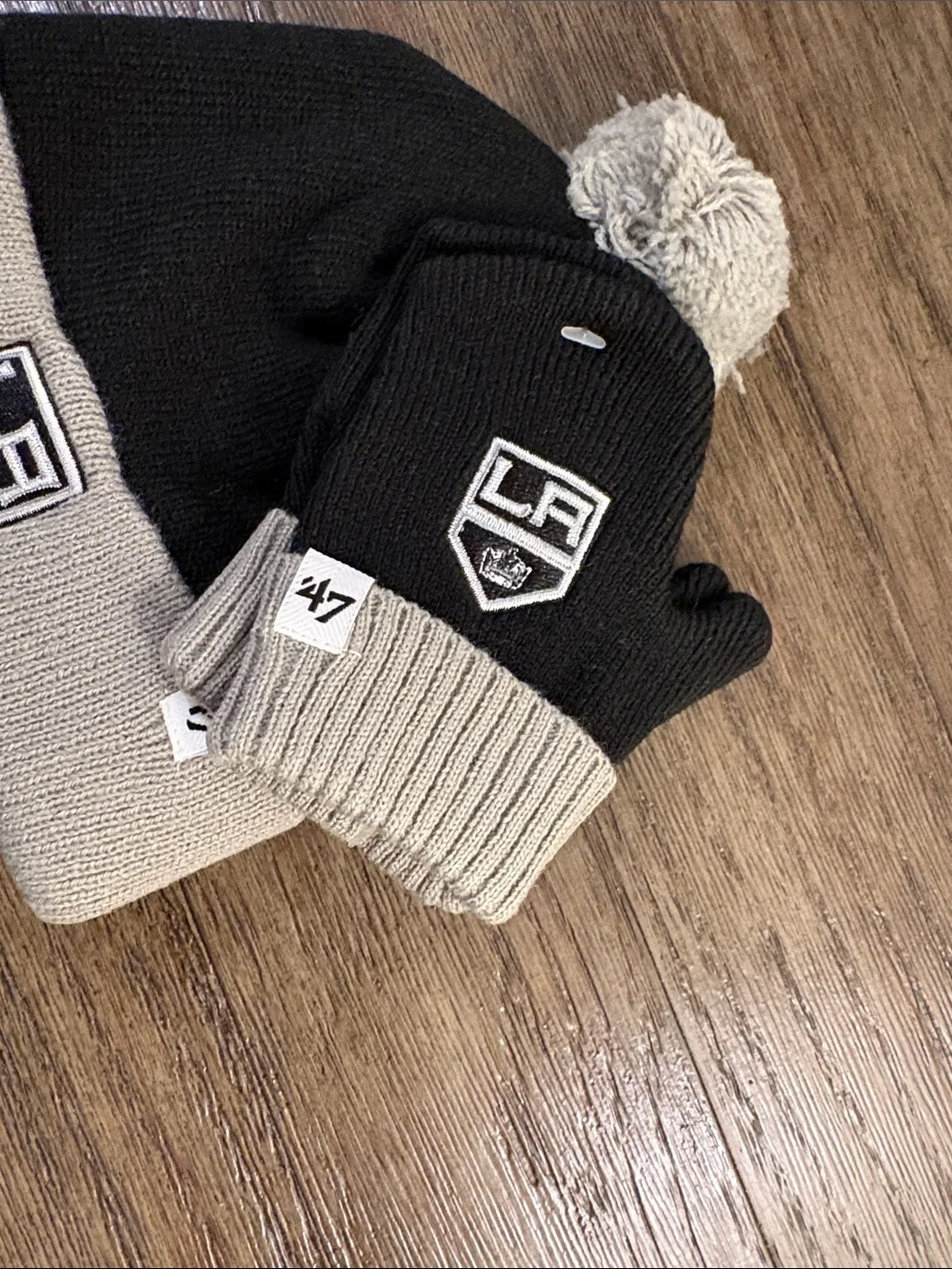 NWT [‘47] LA Kings 👑 NHL Team Knit Beanie Winter Hat & Mittens Set Black, Infant